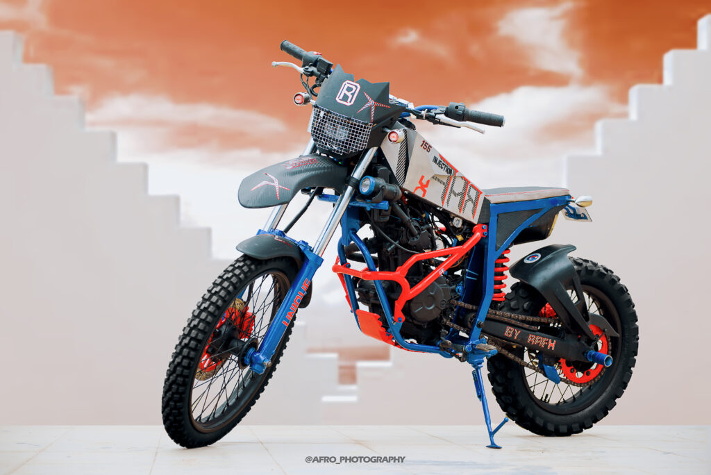 moto sport tout terrain très robuste, dynamique   et pratique